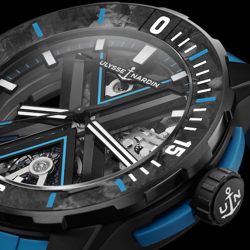 Ulysse Nardin Diver X Skeleton Azure 3723-170-2B/3A Das Zifferblatt der Taucheruhr ist mit einem großen X versehen und skelettiert.