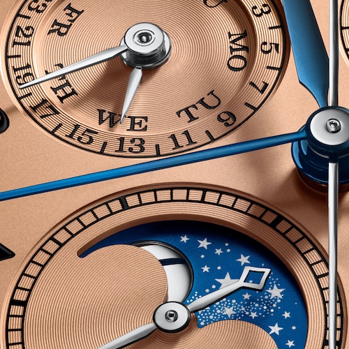 A. Lange & Söhne 421.056 1815 Rattrapante Ewiger Kalender Mondphasenanzeige Die Mondphasenanzeige bei sechs Uhr teilt sich die Anzeige mit der Kleinen Sekunde und muss nur alle 122,6 Jahre korrigiert werden.