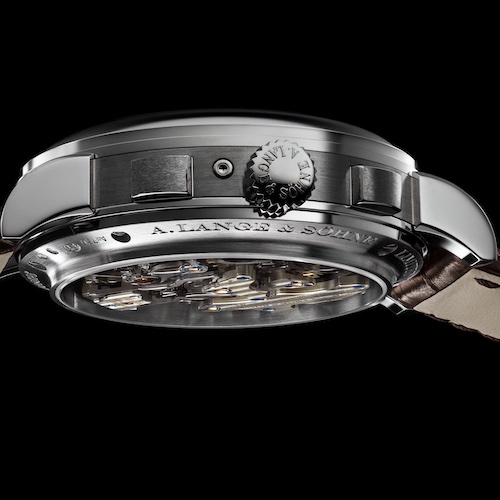 A. Lange & Söhne 421.056 1815 Rattrapante Ewiger Kalender Das Gehäuse aus 18K Weißgold besitzt eine Bauhöhe von 14,7 Millimeter.