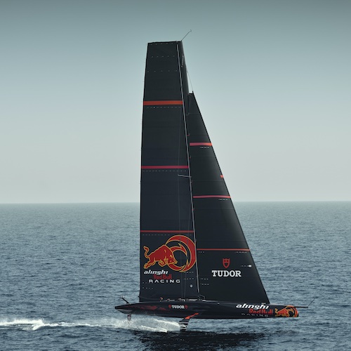 Alinghi Redbullracing Die Hydrofoils genannten Tragflächen bestehen aus Edelstahl und heben das Boot aus dem Wasser.