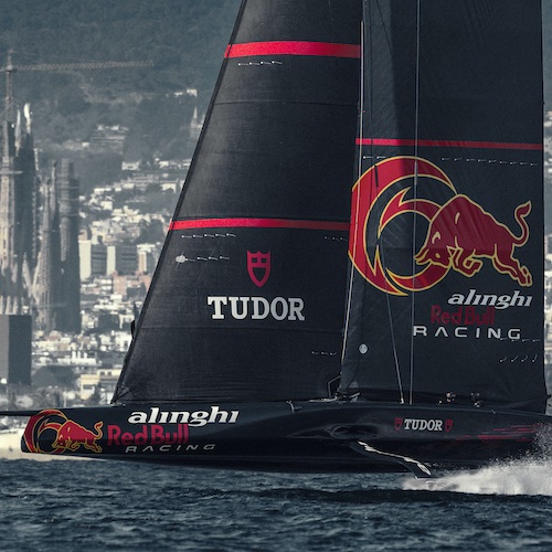 Alinghi Redbullracing Barcelona Der Rumpf der Alinghi Red Bull Racing ist ebenso aus Carbon gefertigt wie das Gehäuse der Tudor Pelagos FXD.