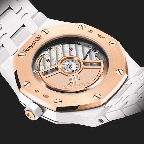 Audemars Piguet Royal Oak Automatik 34 mm Weiße Keramik 7350CB.OO.1266CB.01 Durch den Saphirglasboden ist die Schwungmasse aus 18K Roségold sichtbar.