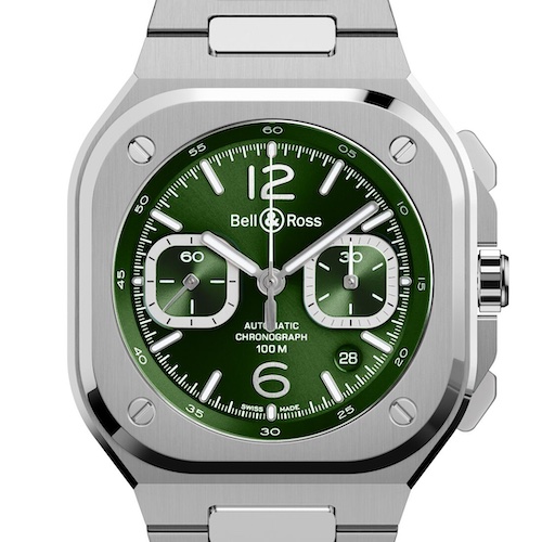 Bell & Ross BR05 Green Steel Stahlband Die skelettierten Zeiger und die applizietern Ziffern und Indizes sind mit Leuchtfarbe befüllt.