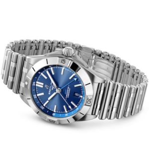 Getragen wird die Breitling Chronomat GMT 40 Sylt Edition an einem Rouleaux-Band aus Edelstahl.
