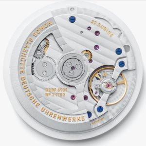 DUW steht für Deutsche Uhrenwerke und bezeichnet das Manufakturkaliber von Nomos Glashütte mit eigenem Hemmungsystem.