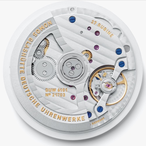DUW steht für Deutsche Uhrenwerke und bezeichnet das Manufakturkaliber von Nomos Glashütte mit eigenem Hemmungsystem.