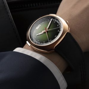 Das Armband aus Kautschuk besitzt eine dreiteilige Faltschließe aus Rotgold.