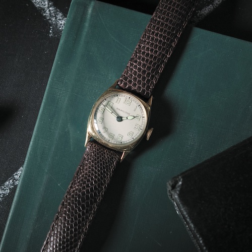 Hamilton Cushion B Oppenheimer Die Hamilton Cushion B wird im Film von Robert J. Oppenheimer getragen.