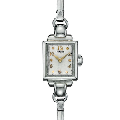 Lady Hamilton 1947 Oppenheimer Die Lady Hamilton A2 mit weißem Zifferblatt aus 14K Gold misst 13,5 mal 15 Millimeter.