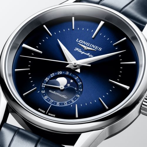 Longines Flagship Heritage Blau L4.815.4.92.2 Detail Das blaue Zifferblatt mit Sonnenschliff wird von einem blauen Lederband mit Dornschließe begleitet.
