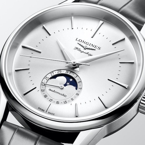 Longines Flagship Heritage Silber L4.815.4.72.2 Detail Zum silberfarbenen Zifferblatt passt das graue Lederarmband mit Dornschließe.