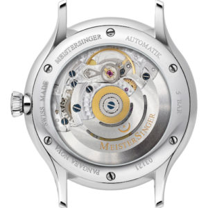 Das Automatikwerk Sellita SW300 ist durch den sechsfach verschraubten Saphirglasboden sichtbar.