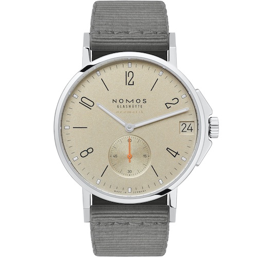 Nomos Glashütte Ahoi Neomatik 38 Datum Sand Die sandfarbene Ahoi Datum wird an eine dunkelgrauen Textilband getragen.