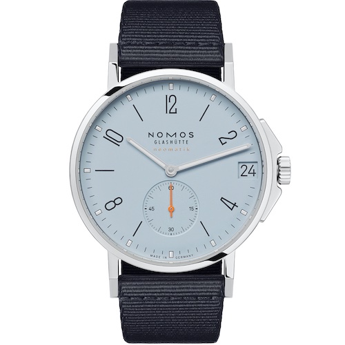 Nomos Glashütte Ahoi Neomatik 38 Datum Sky Das in Frankreich gewebte Textilband ist wasserfest und bei der himmelblauen Ahoi in Dunkelblau gehalten.