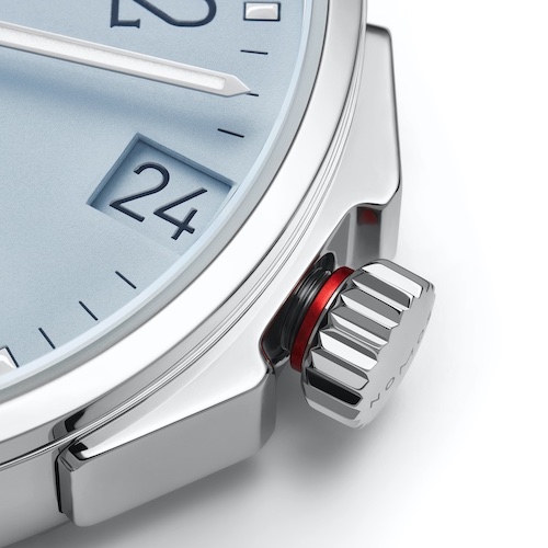 Nomos Glashütte Ahoi Neomatik_38_Datum Sky Krone Die rote Sicherheitsmarkierung signalisiert, dass die Krone nicht verschraubt ist.