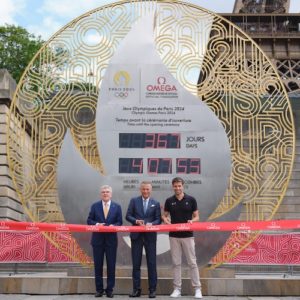 Omega enthüllte am Fuß des Eiffelturm eine Uhr, die den Countdown bis zum Beginn der olympischen Spiele am 26. Juli 2024 anzeigt.