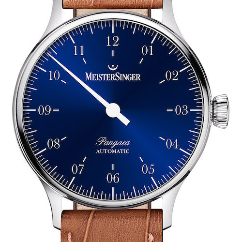 Meistersinger PM9908_SG03_Print Die Pangaea von Meistersinger mit einem blauen Ziferblatt mit Sonnenschliff.