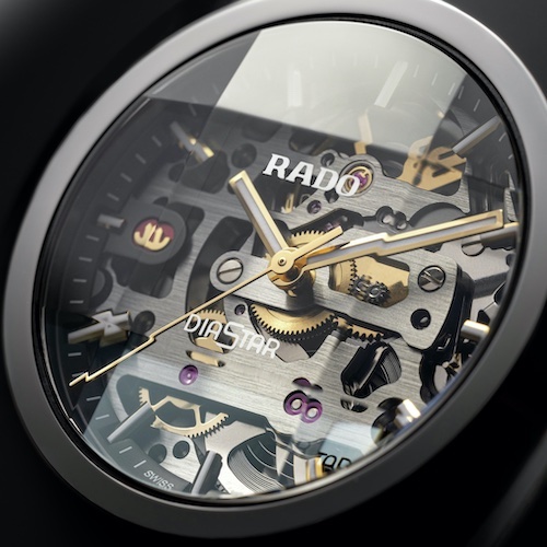 Rado Diastar Original Skeleton R12162153 Die goldfarbenen Zeiger und Indizes kontrastieren mit dem skelettierten Uhrwerk.