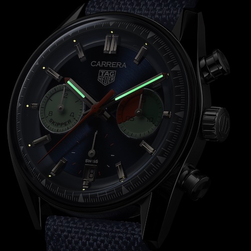 TAG Heuer Carrera Skipper CBS2213FN6002 Nachtansicht Stundenindizes und Zeiger der TAG Heuer Carrera Skipper sind mit Leuchtfarbe belegt.