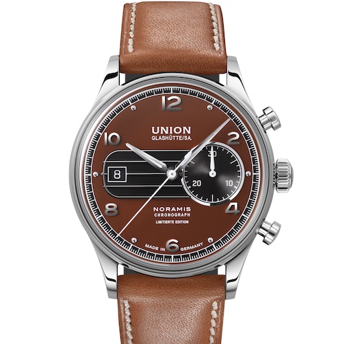 Union Glashütte Noramis Chronograph Sachsen Classic 2023 Front Braunes Band Stunden- und Minutenzeiger sind mit weißer Leuchtfarbe belegt.