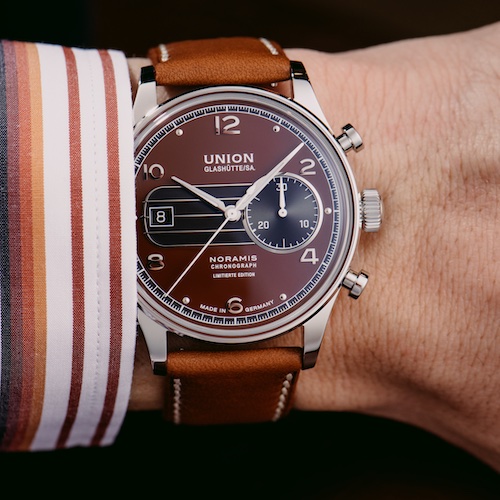 Union Glashütte Noramis Chronograph_Sachsen_Classic_2023_Front Braunes Band am Arm Der Totalisator des Chronographen bei drei Uhr ist schwarz hinterlegt.