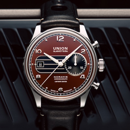 Union Glashütte Noramis Chronograph Sachsen Classic 2023 Front Schwarzes Band Die Schienenminuterie und die Pilzdrücker unterstreichen den Retro-Charme des Chronographen.