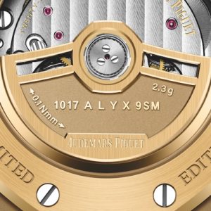 Der Boden besitzt ein entspiegeltes Saphirglas und lässt das Kaliber 5509 erkennen.