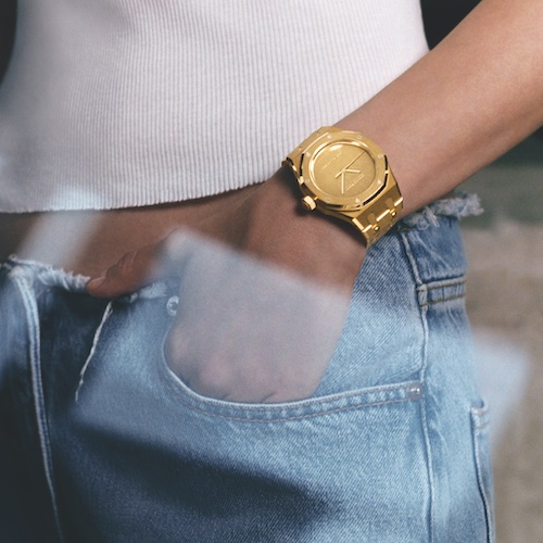 Audemars Piguet Royal Oak Gelbgold Chronograph 26240BA.OO.1320BA.01 Der Name 1017 Alyx 9SM integriert den Namen der Tochter von Matthew Williams. Die erste Ziffer steht für seinen Geburtstag am 17. Oktober und 9SM ist die Abkürzung der Gründungsadresse in Saint Mark´s Place in New York.