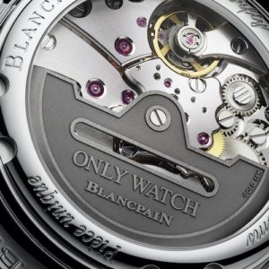 Die goldene Schwungmasse trägt den Schriftzug der Only-Watch-Auktion.