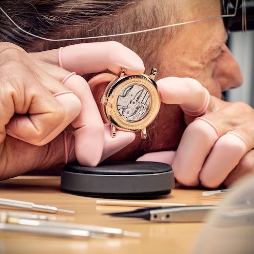 Breguet Minutenrepetition akustische Überprüfung Da jeder Zeitmesser von Hand gefertigt ist, besitzt jede Uhr eine charakteristische Akustik.