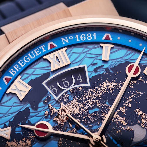 Breguet Marine Hora Mundi 5555BR/YS/5WV Only Watch 2023 oberes Zifferblatt Die Datumsanzeige bei zwölf Uhr springt mit der Auswahl der Zeitzone um.