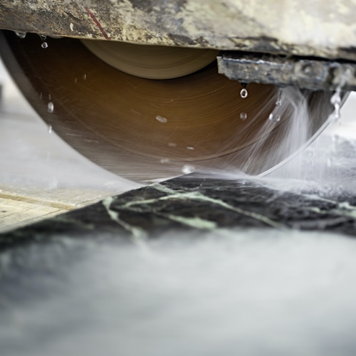 Bulgari 2023 Octo Finissimo Tourbillon Marble Only Watch 103660 Marmor schneiden Das spätere Furnier wird aus dem Marmor herausgesägt.