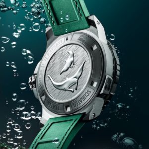 Zwei Mantarochen zieren den Boden der bis 50 Bar wasserdichten Taucheruhr.