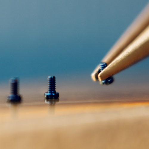 Glashütte Original Gebläute Schrauben Die Schrauben werden temperaturgebläut auf einen einheitlichen Farbton gebracht.