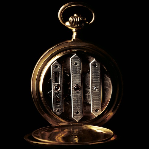 Girard-Perregaux_1867_Tourbillon_mit_drei_Bruecken_Nickel_Silber_Bruecken_Drei_Bruecken Die drei Brücken des Tourbillons besitzen auch eine ästhetische Komponente.