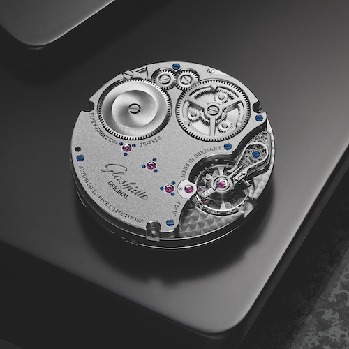 Glashütte Original Kaliber 58-08 Mood Beim Einstellen der Uhrzeit springt der Minutenzeiger hörbar von Index zu Index.