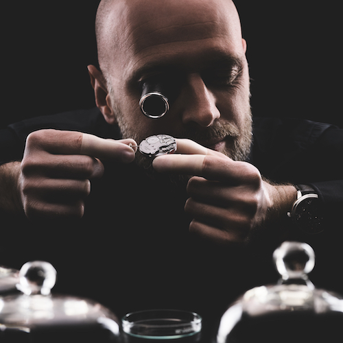 Glashütte Original Kaliber 58-08 Uhrmacher Das Ziehen der Krone setzt den Sekundenzeiger zum genauen Einstellen der Uhrzeit auf Null.