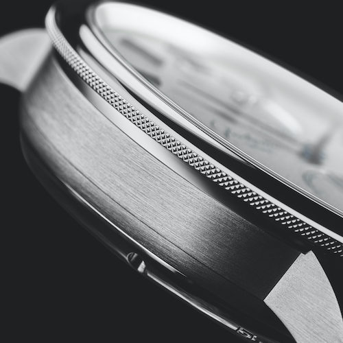 Glashütte Original Senator Chronometer 1-58-08-01-04-61 Das Gehäuse aus 18K Weißgold ist von Hand satiniert und poliert.