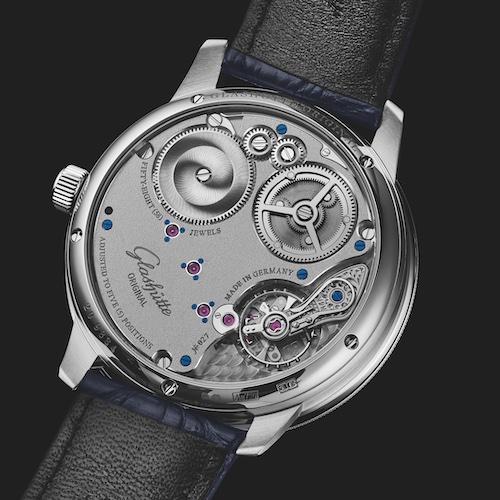 Glashütte Original Senator Chronometer_1-58-08-01-04-61 Kaliber 58-08 Durch den Saphirglasboden ist das von Hand veredelte Handaufzugkaliber 58-08 zu bewundern.