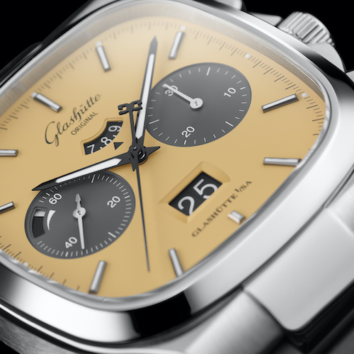 Glashütte Original Seventies Chronograph Golden Bay Kautschuk 1-37-02-14-02-63 Das Panoramadatum und der Stundenzähler bei zwölf Uhr sind Schwarz ausgeführt.