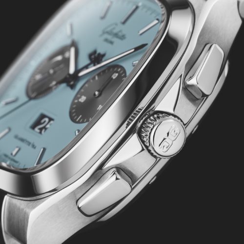 Glashütte Original Seventies Chronograph Ocean Breeze 1-37-02-13-02-63 Kautschukband Krone_Druecker Das Edelstahlgehäuse besitzt abgerundete Ecken und ist abwechelnd poliert und satiniert.