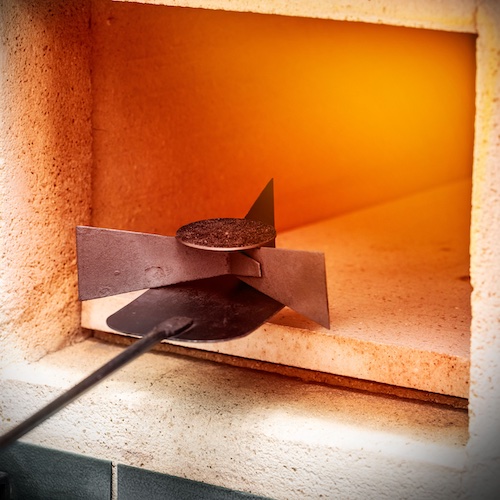 Grand Feu Emaille Brennen im Ofen Jede aufgetragene Farbschicht muss separat während einer genau festgelegten Dauer mit über 800 Grad im Ofen gebrannt werden.