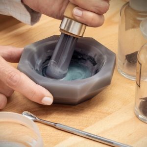 Das Farbpulver aus gemahlenem Siliziumoxid und Oxiden wird gemahlen und mit Wasser angerührt.