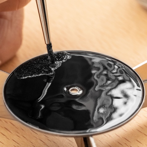 Grand Feu Emaille auftragen Jede Schicht wird von Hand aufgetragen und anschließend im Ofen gebrannt.