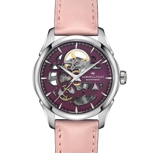 Hamilton Jazzmaster Skeleton H32265801 Soldier rosa Band Die Hamilton Jazzmaster Skeleton mit pflaumenblauem Zifferblatt an einem rosafarbenen Lederband.