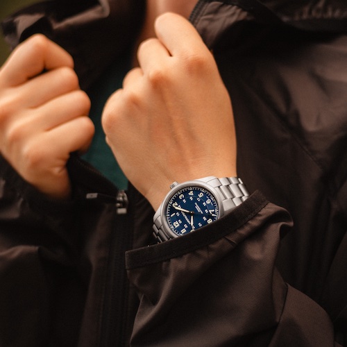 Hamilton Khaki Field Titanium H70205140 38 mm am Arm Die Khaki Field Titanium mit 38 Millimeter adressiert auch Damen.