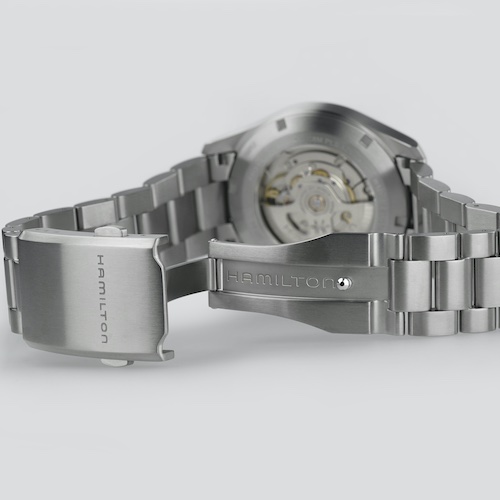 Hamilton Khaki Field Titanium H70205140 Das Titanband der Khaki Field Titanium besitzt eine Faltschließe.