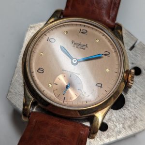 Das historische Hanhart-Modell mit Kleiner Sekunde und gebläuten Zeigern.