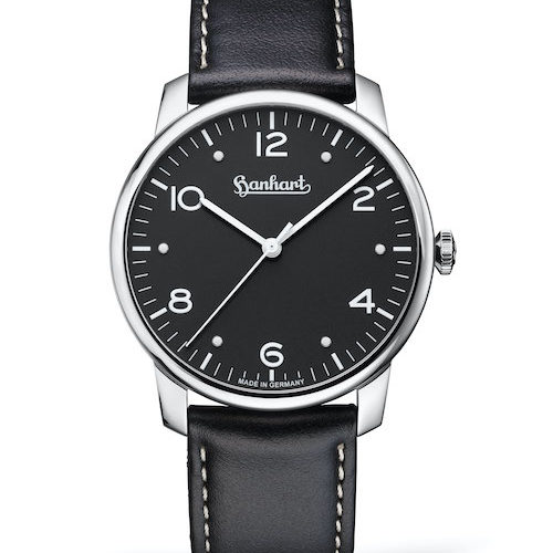 Hanhart Pioneer Silva Front Leather black high res Das schwarze Kalbslederarmband ist auf der Innenseite mit Alcantara bezogen.