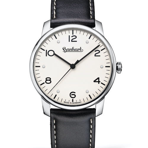 Hanhart Pioneer Silva Front Leather white high res Das aufgeräumte Zifferblatt und die geraden Zeiger setzen auf Ablesbarkeit.